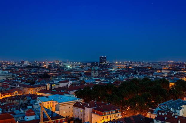 Pogled na grad Zagreb u sumrak