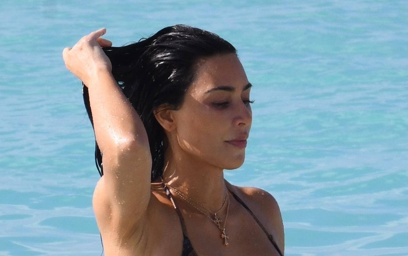 *PREMIUM-EXCLUSIVE* Kim Kardashian and Khloe Kardashian Sizzle In Bikinis in the Turks and Caicos Sand During Vacay Getaway!