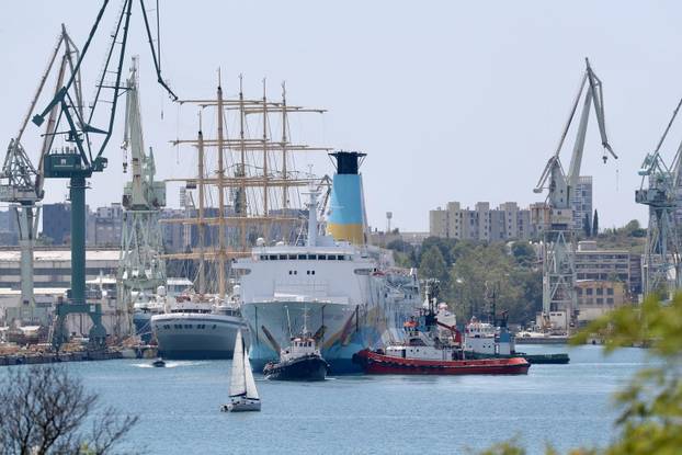 Split: Uplovljavanje broda s azbestom Moby Drea u splitski škver