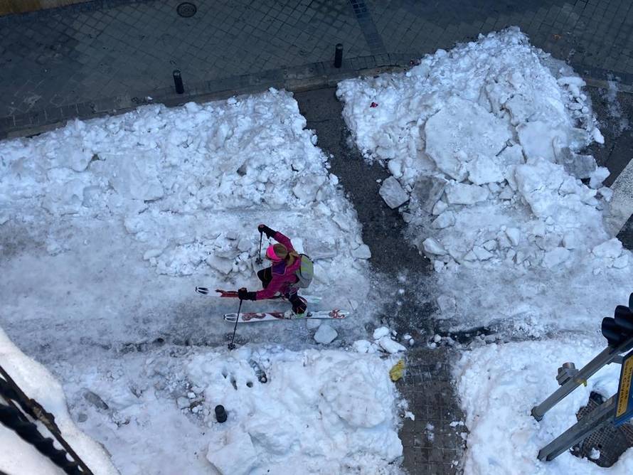 Snježni kaos u Španjolskoj: Kamioni s hranom uspjeli su se probiti do zaleđenoga grada