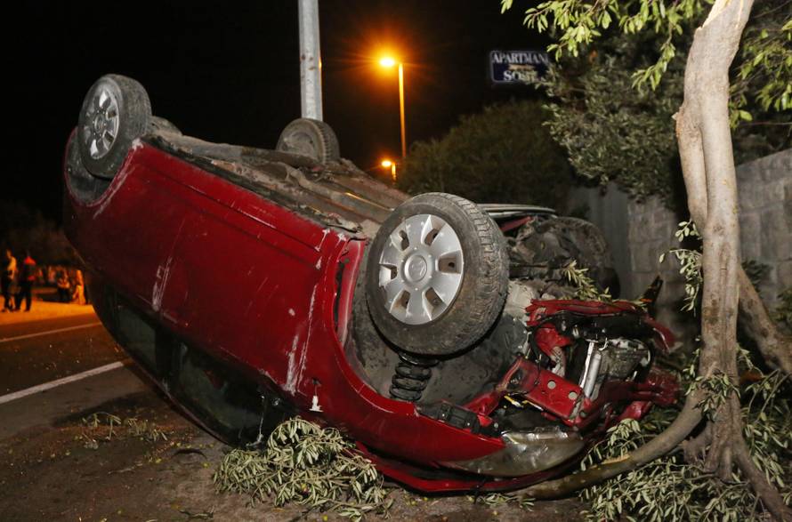 Izletio s ceste, prevrnuo se na krov i pokosio nekoliko maslina