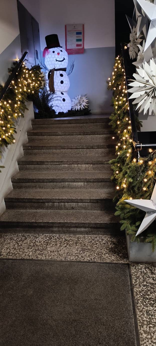 FOTO Božićna idila na stubištu: 'Imamo snjegovića, bor, kamin. Nedostaje samo dekica i knjiga'