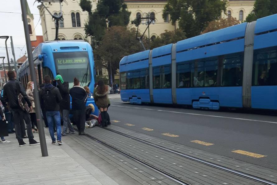 Nesreća u Zagrebu: Djevojka se spotaknula i pala pod tramvaj
