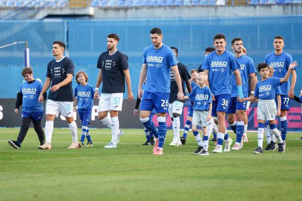 Igrači Dinama i Rijeke s djecom na terenu u sklopu humanitarne akcije "Daruj otkucaj života"