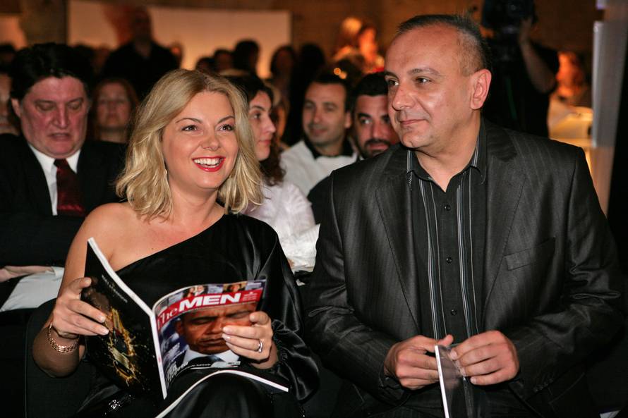 Savjetuje Kolindu, bacila se u turistički biznis i voli navijati