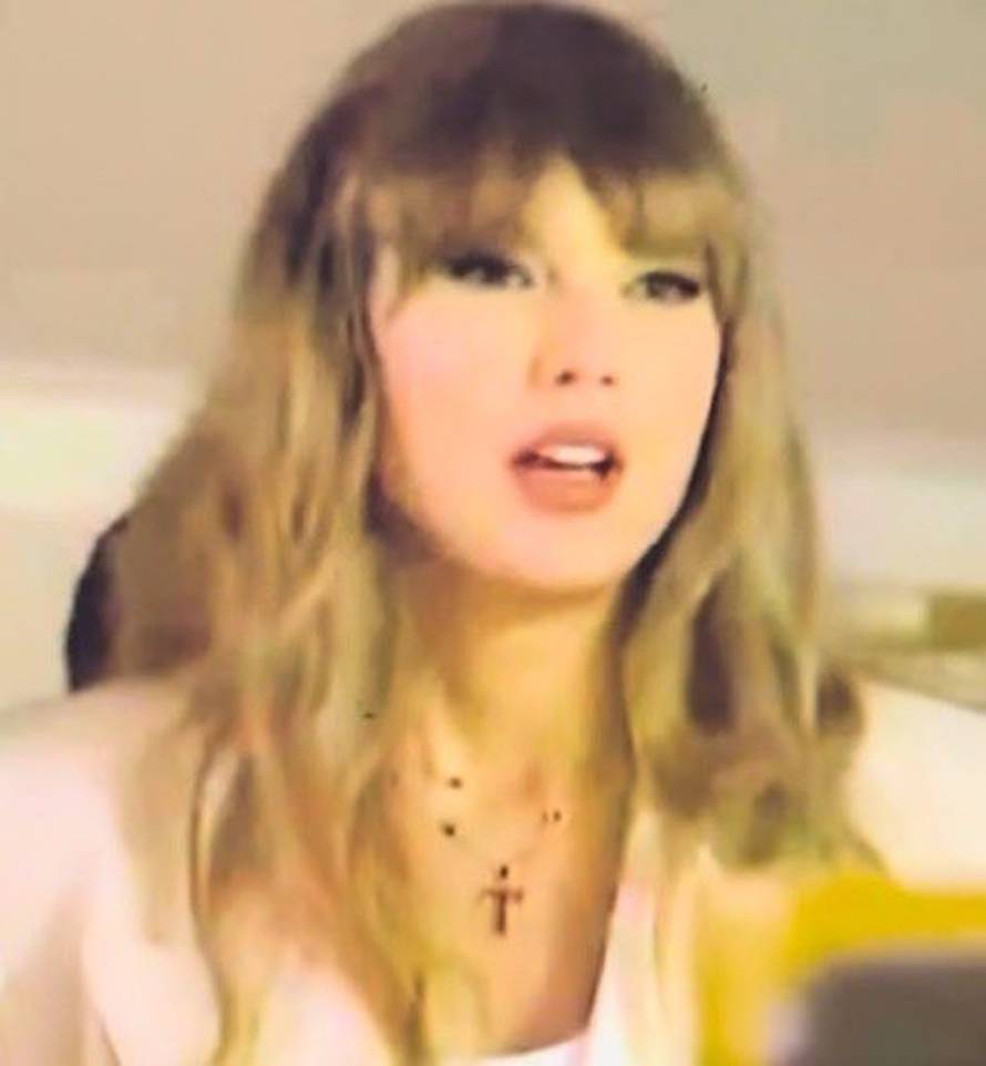 'T' za Travisa? Taylor Swift opet nosila isti lančić s dodjele Grammyja, ovaj put oko vrata