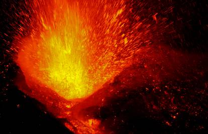 Nova erupcija Etne: Izbacuje lavu i do 200 metara u visinu