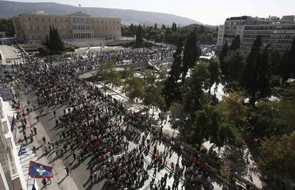 Grci opet na ulicama: 20 tisuća radnika bori se protiv rezova