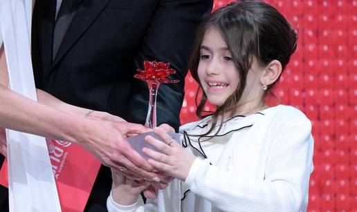 Tko je slatka djevojčica (6) koja je preuzela nagradu za Vedrana Mlikotu? 'Hvala vam od srca!'