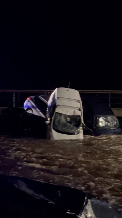 Novi kaos u Španjolskoj: Bujica usred noći odnijela više od 30 automobila! Pogledajte fotke