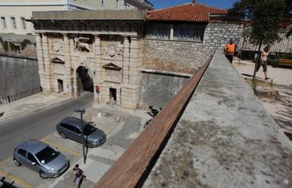 Zadar: Britanka (25) pala s bedema visokog šest metara 