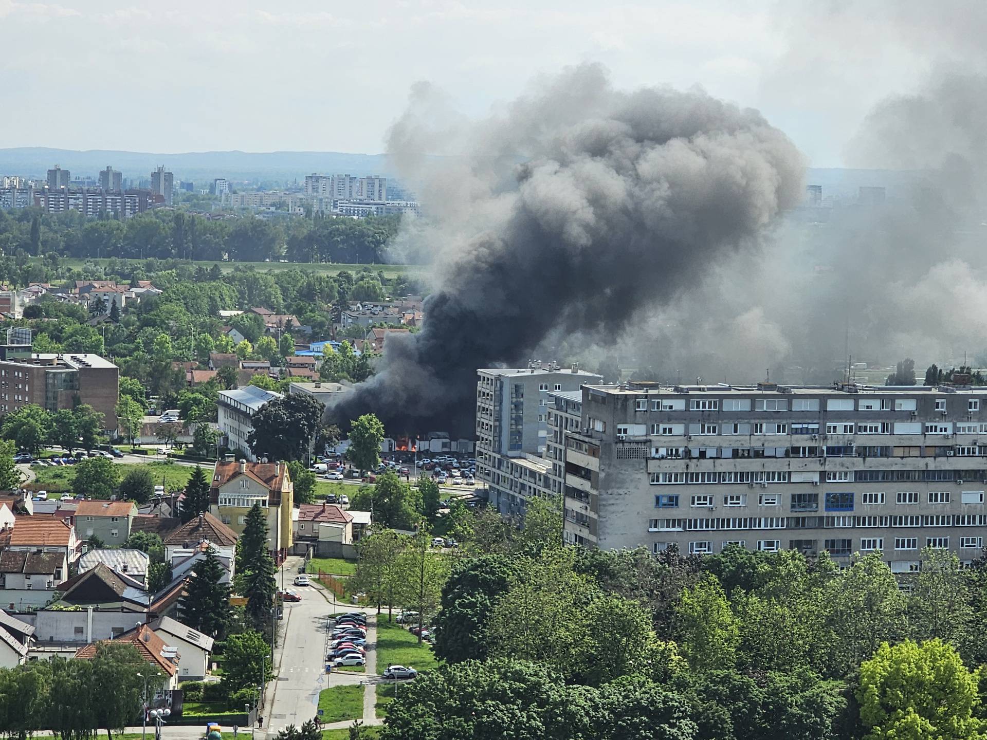 VIDEO Požar u Zagrebu: Gorio napušteni objekt na Krugama, vatrogasci su ga lokalizirali