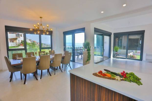 FOTO Kakva perverzija u Splitu! Vodeni raj i slike dizajnera. Ova vila se prodaje, a znamo i cijenu