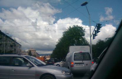 Kaos u prometu: Pokvario se semafor i nastala je gužva