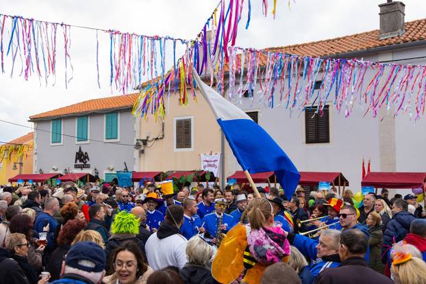 FOTO Omišljani uživali u 'bljak' klopi: Juha od kamika, rozi na bljak, šporka bruschetta...