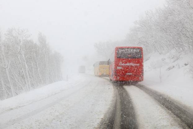 Snijeg paralizirao promet prema Rijeci