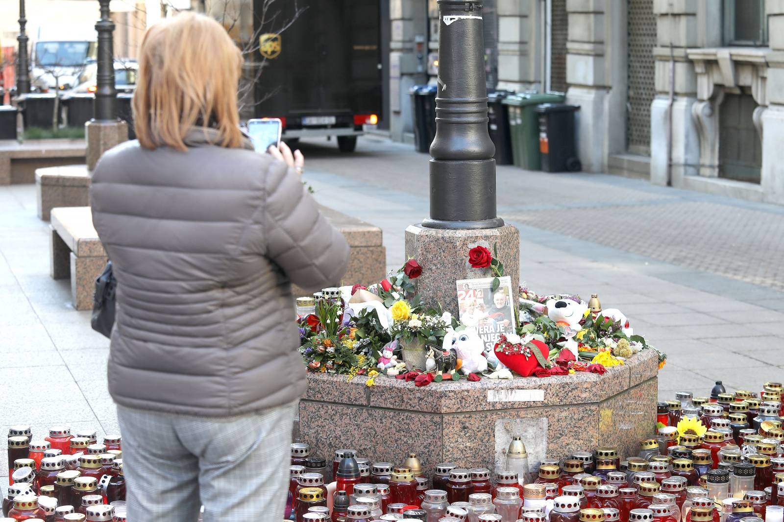 Zagreb: Uz svijeće za preminulog Balaševića netko je postavio i novine 24sata