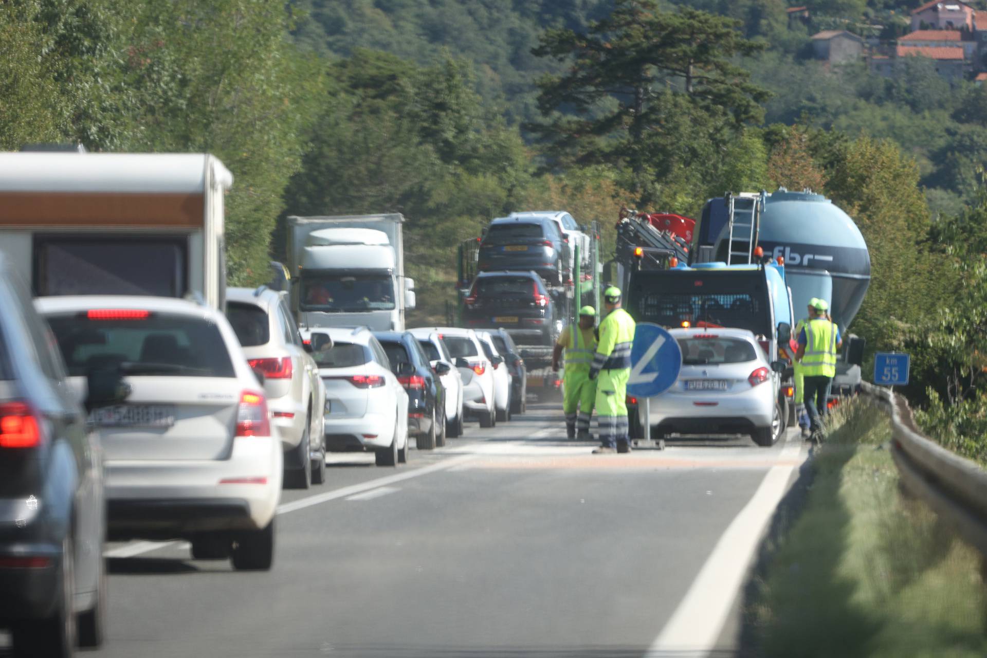 Učka: Sudarila se dva kombija i cisterna, jedna osoba poginula