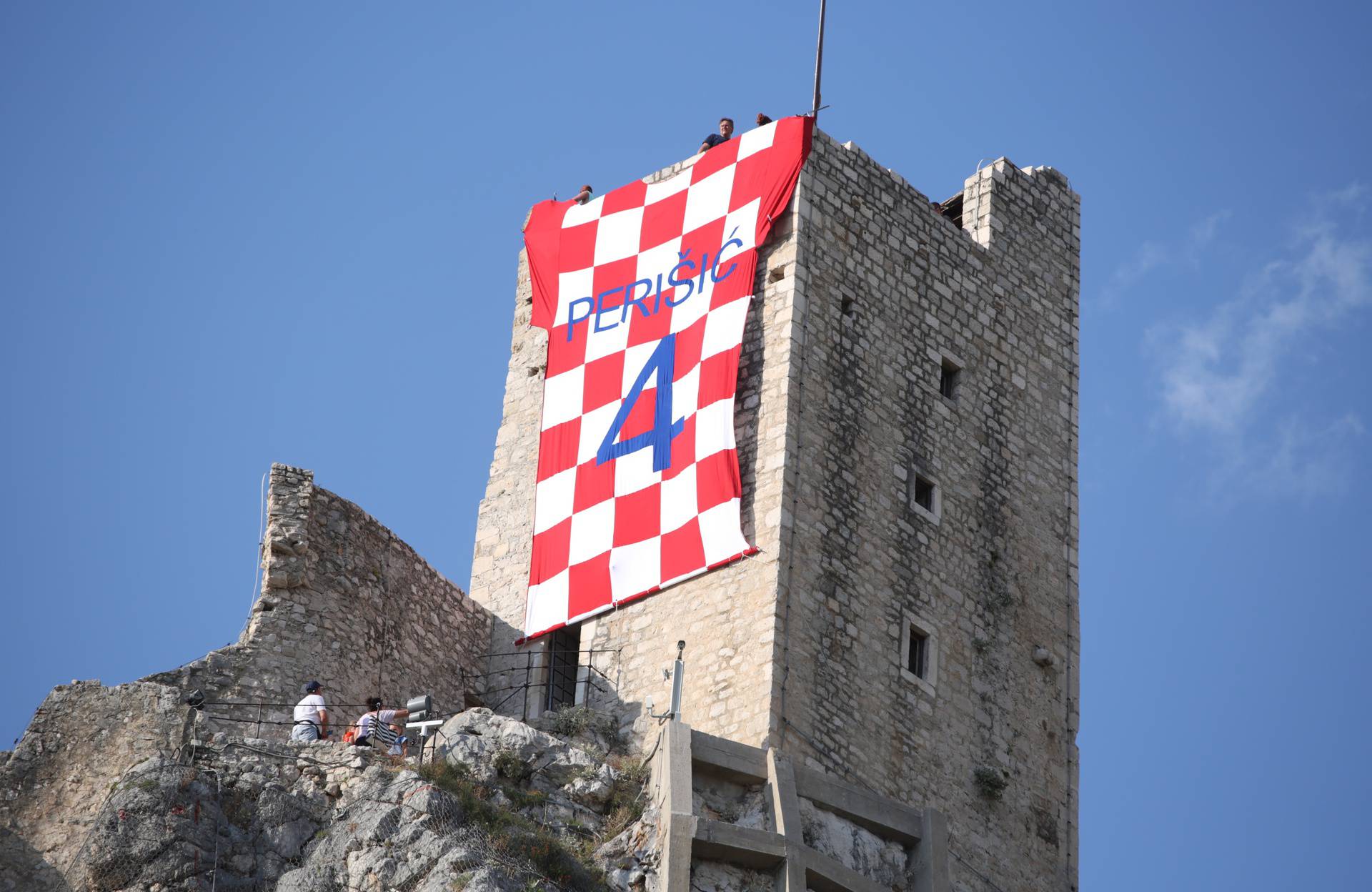 Omiš: Na tvrđavi Mirabela osvanuo divovski dres Ivana Perišića