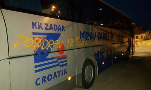 Sramota: U Šibeniku su išarali službeni bus košarkaša Zadra...