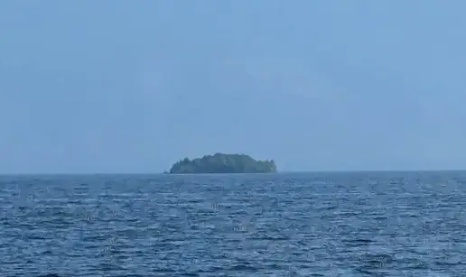 Otok veli&ccaron;ine nogometnog igrali&scaron;ta misteriozno se pojavio na jezeru - a zatim nestao!