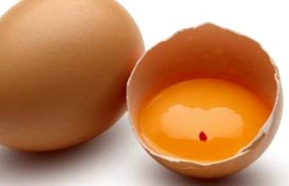 Znate li zašto se u nekim jajima nalazi  crvena mrlja i što je to?
