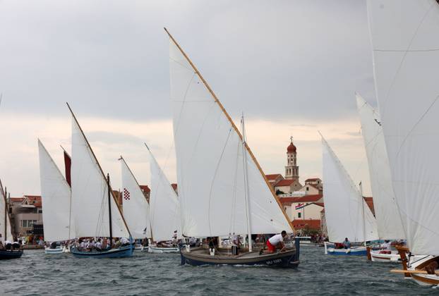 FOTO Čuvari stoljetne tradicije: Drveni brodovi utrkivali se na 'Regati za dušu i tilo' u Betini