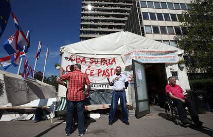 Sa šatora u Savskoj skinuli su transparente: 'Mi znamo zašto'