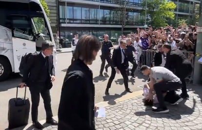 VIDEO Navijač potrčao prema Luki Modriću, policija ga je brutalno srušila na pod!