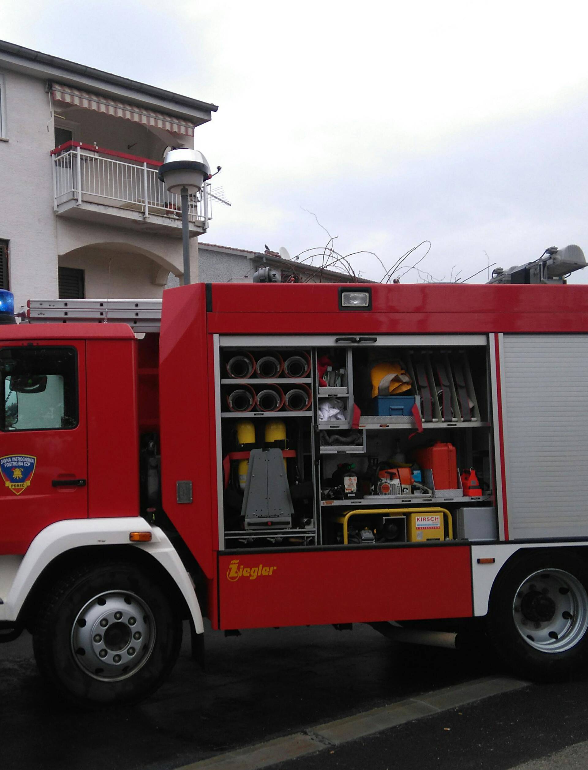 Novi požar auta u Splitu: VW Tiguan izgorio, oštećen Polo