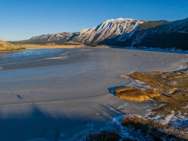 Pogled iz zraka na Park prirode Blidinje i zaleđeno jezero