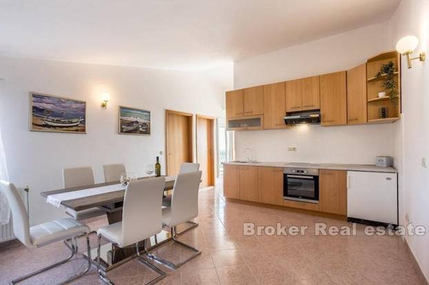 FOTO Kupite kuću s bazenom, a dobijete restoran u prizemlju, bazen i pogled na Rogoznicu!