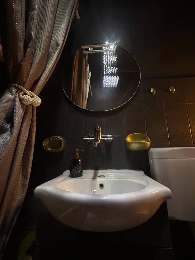 FOTO Stan u Zadru uređen je kao set iz filmova za odrasle: Evo koliko stoji noćenje