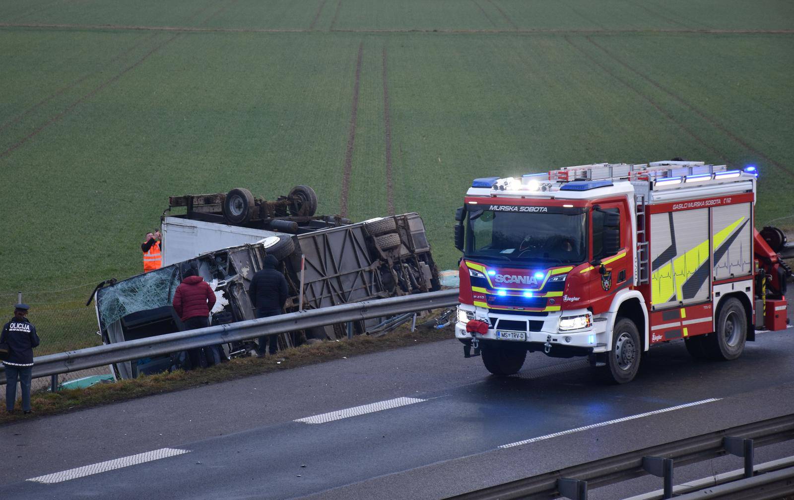 Slovenija: Autobus sletio s autoceste, najmanje dvije osobe poginule