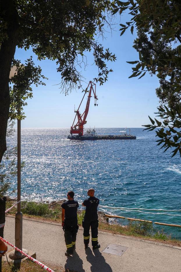 Pula: Na Zlatnim stijenama uklonjen kamion za smeće koji je otklizao u more