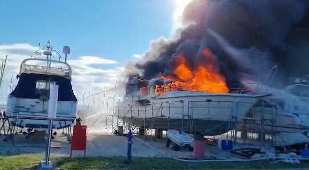 VIDEO U Sukošanu je izgorjela jahta: 'Odjedanput je buknulo'