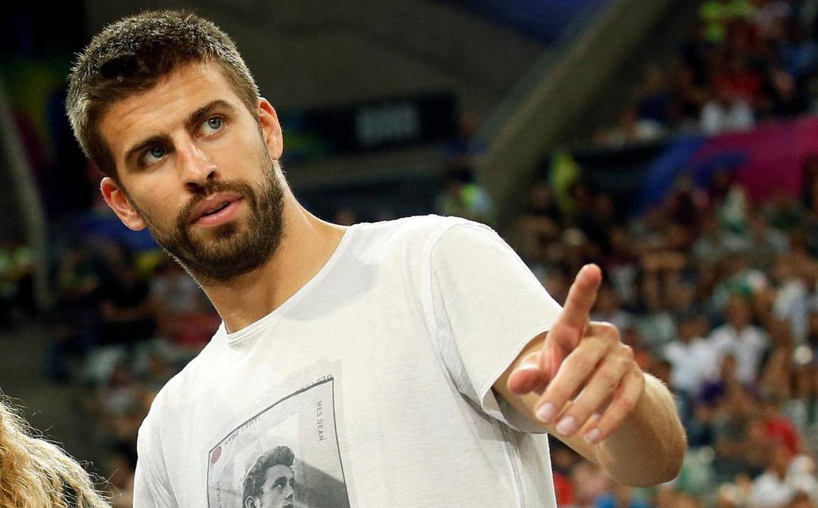 FILE PHOTO: Colombian singer Shakira and her partner, Barcelona soccer player Pique, attend the Basketball World Cup quarter-final game between the U.S. and Slovenia in Barcelona