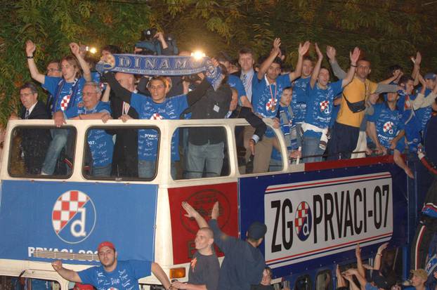 ARHIVA - Nogometaši Dinama na Trgu bana Jelačića s navijačima proslavili naslov prvaka Hrvatske, 19.05.2007.