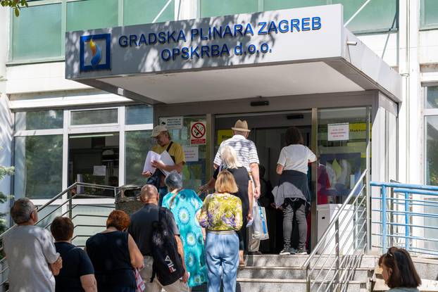 Zagreb: Gužva ispred Gradske plinare Zagreb