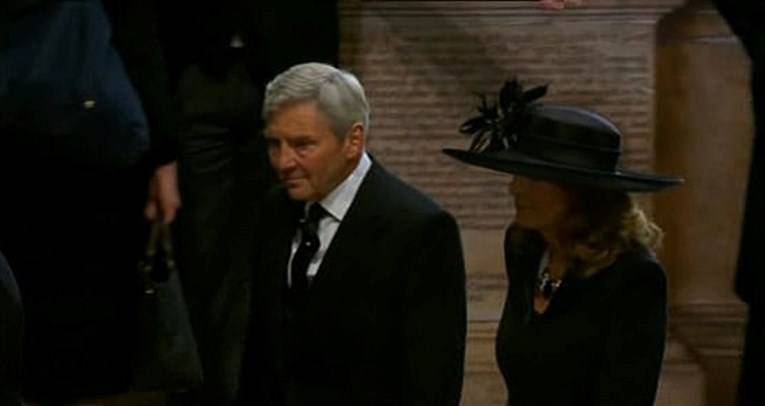 Roditelji Kate Middleton i sin kraljice Camille stigli na pogreb kraljice Elizabete autobusom...