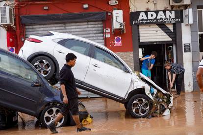 GALERIJA Apokaliptične scene iz Španjolske: Općina izgleda kao da je kroz nju prošao tornado!