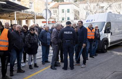 Omišani prosvjedovali zbog poskupljenja odvoza smeća