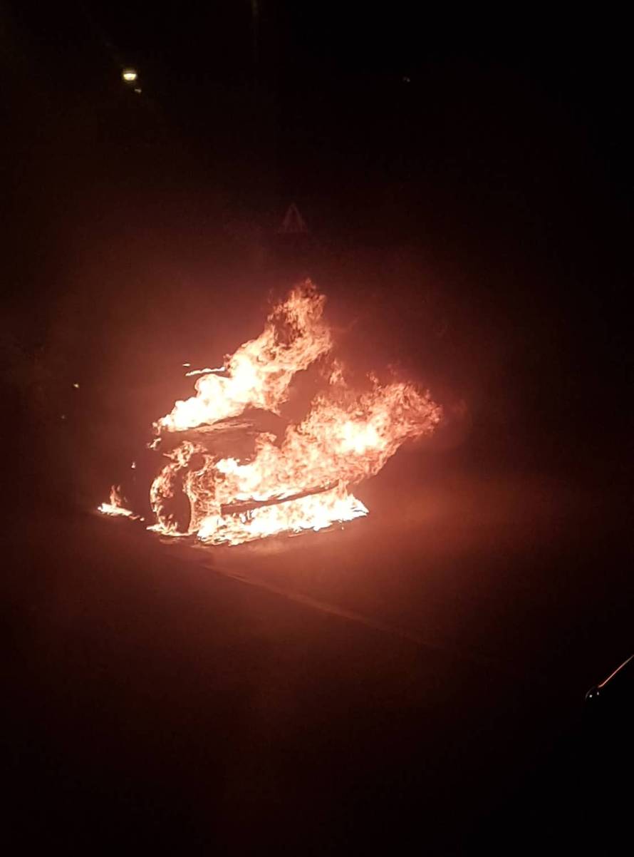 Vatrena buktinja  u Prečkom: BMW je u potpunosti izgorio