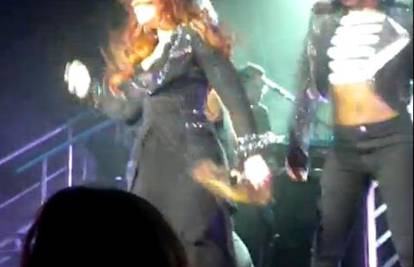 Problemi za Demi: Na koncertu su joj ispale ekstenzije iz kose