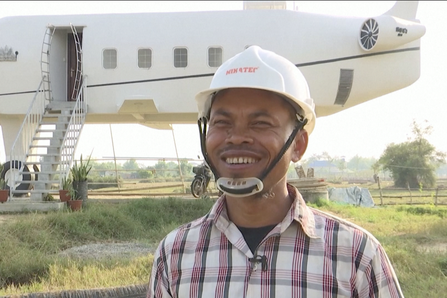 FOTO Kambodžanac gradi kuću avion: 'Za ovo sam štedio 30 godina, moj san se ispunio!'