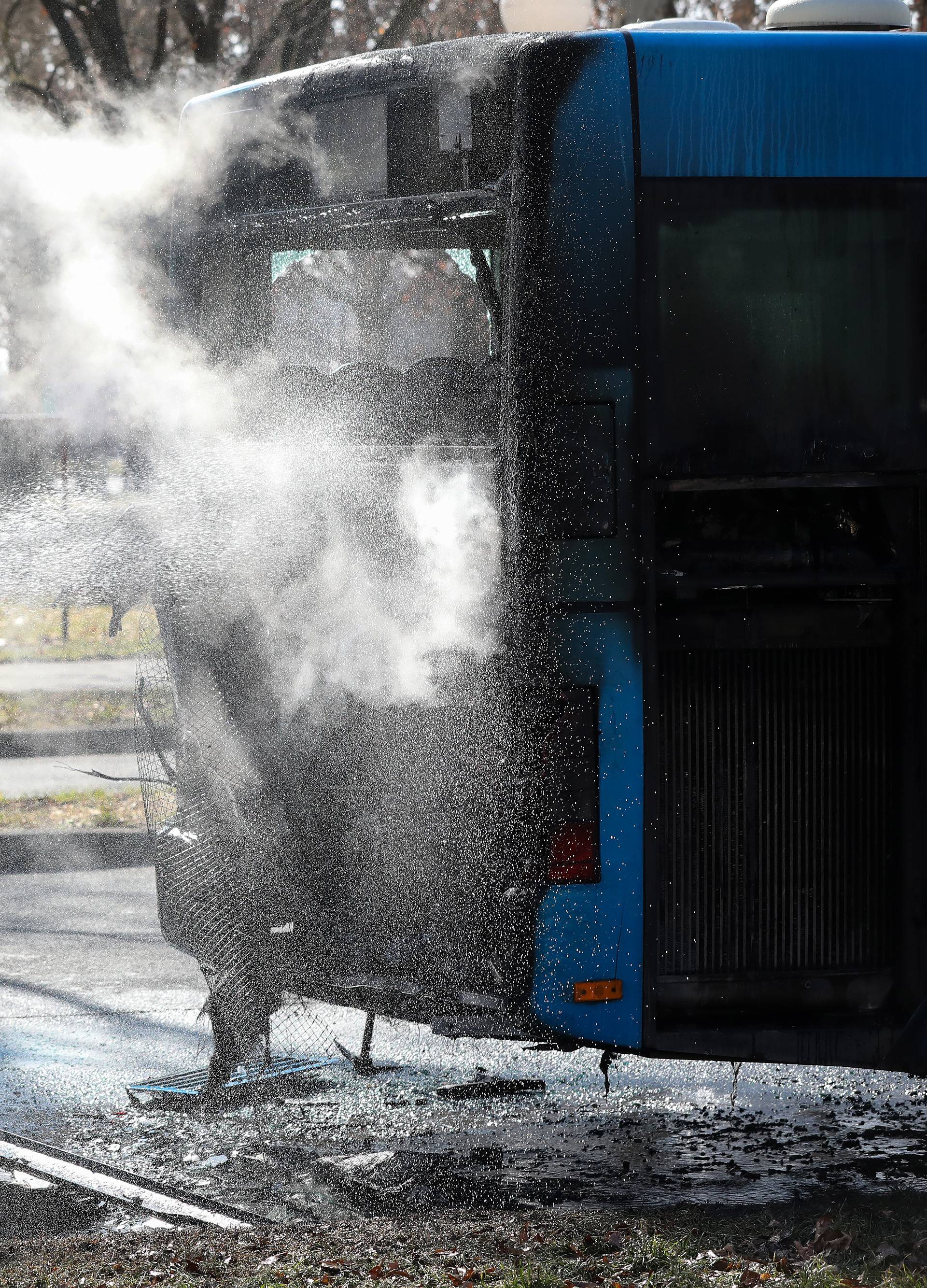 Zagreb: Vatrogasci ugasili poÅ¾ar na autobusu ZET-a na izlasku iz naselja Dugave