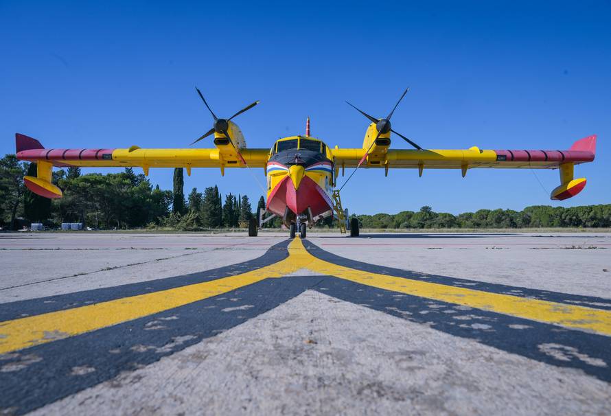 Hrvatske vojne protupožarne pilote pohvalili NATO i EU