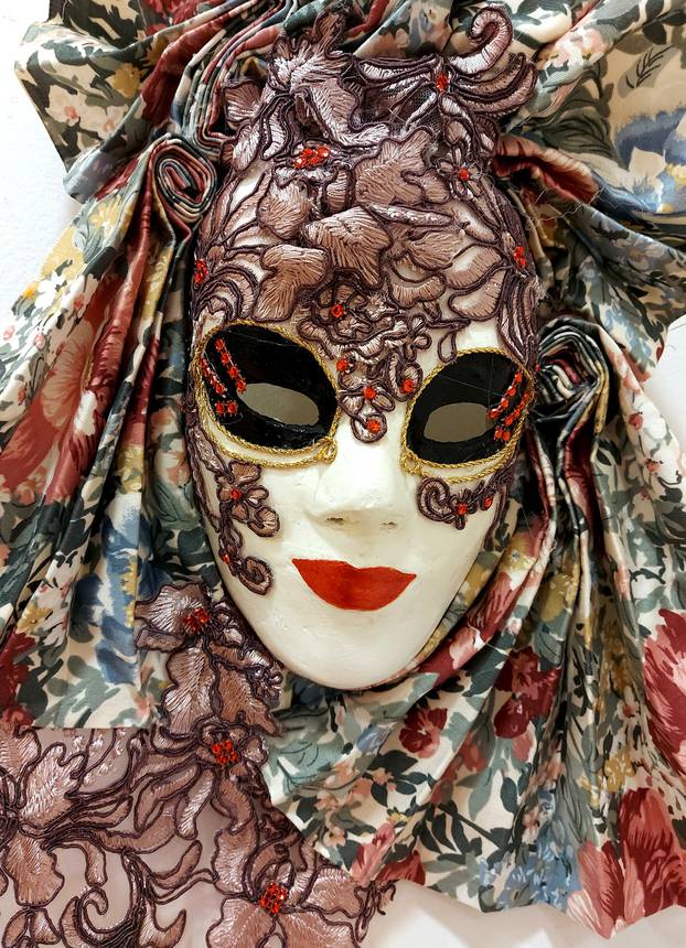 Šibenik: Otvorena je izložba maski i krinki Janje Parač