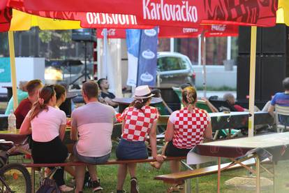 Dobra atmosfera na Jarunu: Uz hranu i piće, napeto se pratila utakmica Hrvatska - Španjolska