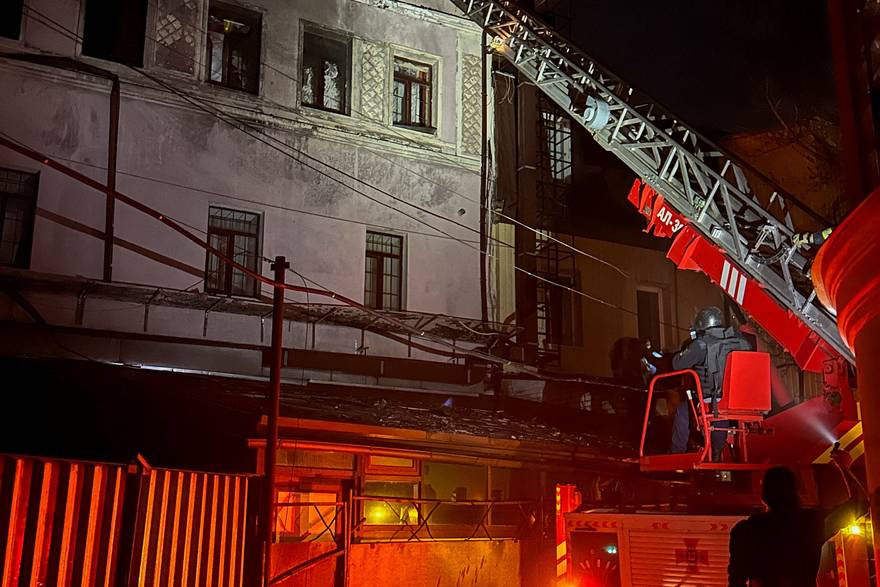 Ukrajinske hitne slu&zcaron;be gase po&zcaron;ar u hotelu pogo&dstrok;enom ruskim dronom